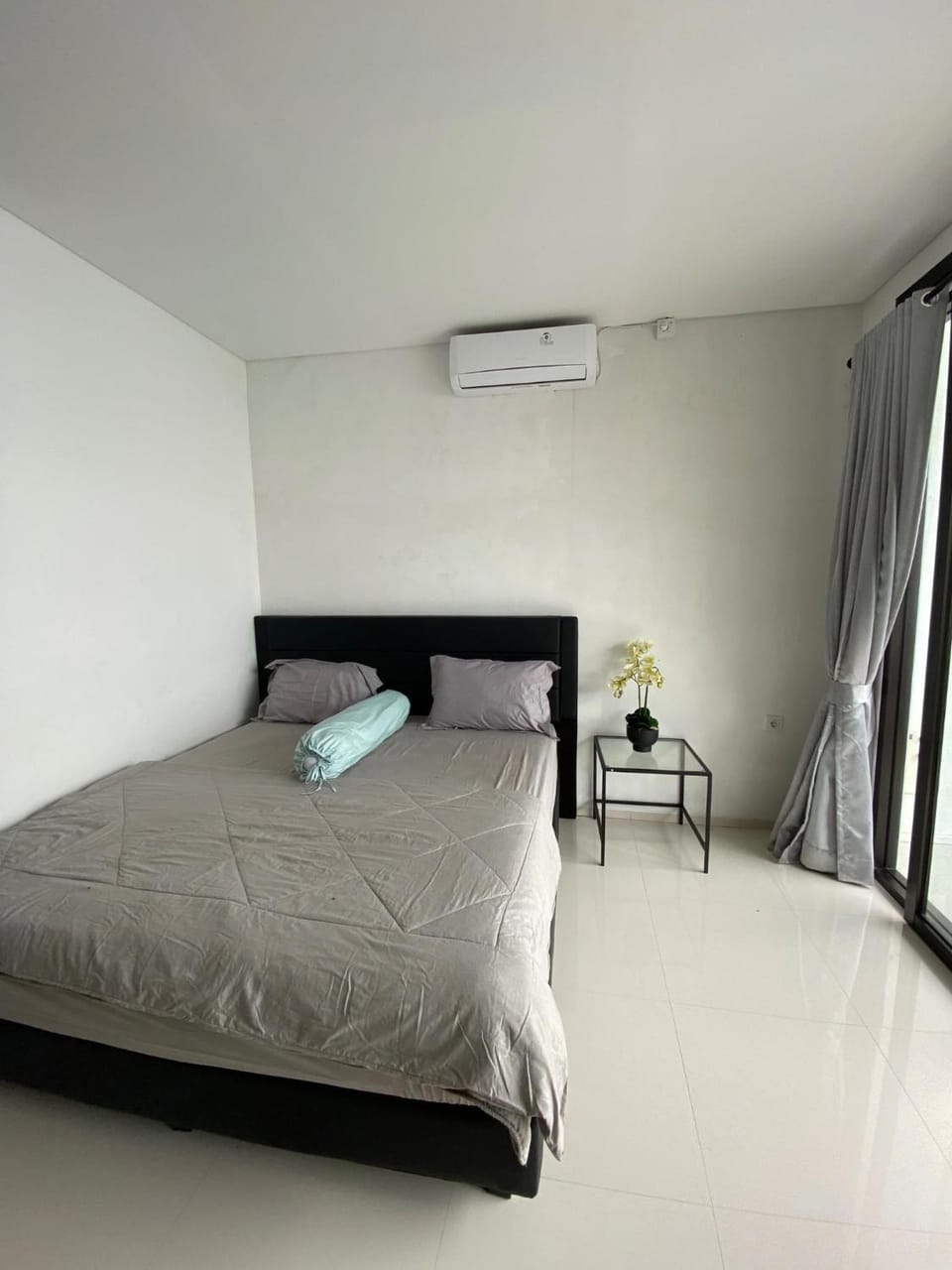 Bed, Bedroom, air conditioner
