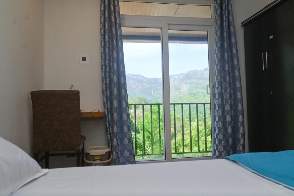 Bedroom, Mountain view