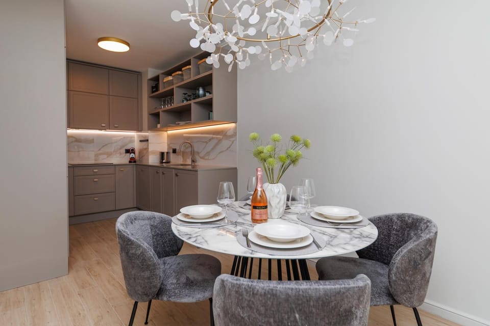 Kitchen or kitchenette, Seating area, Dining area
