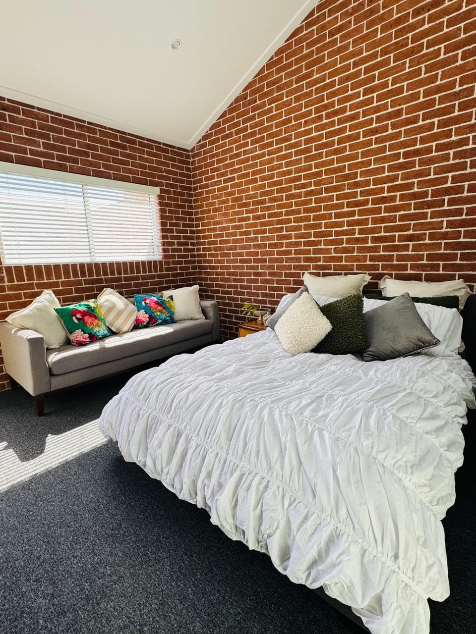 Bed, Seating area