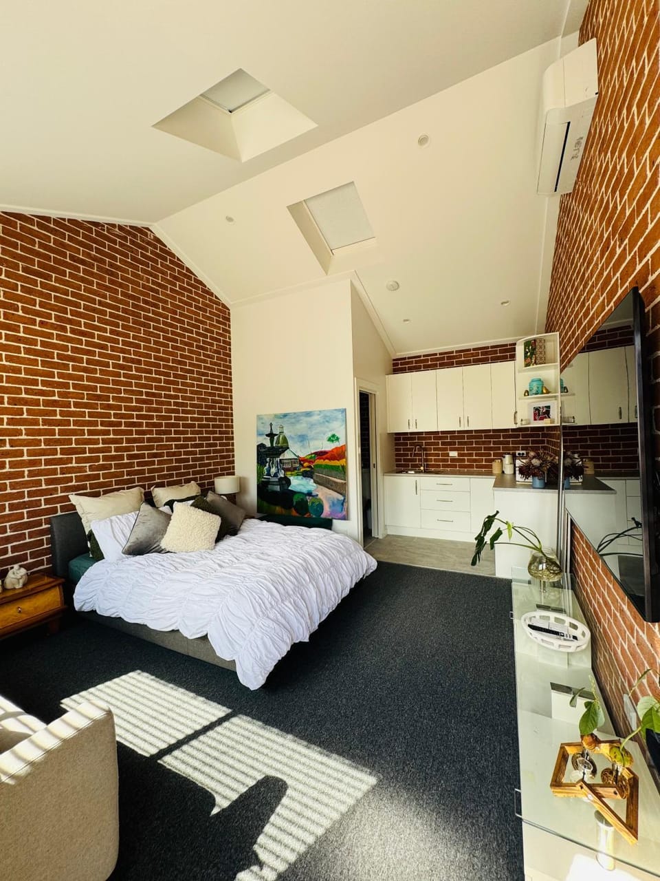 Bed, Photo of the whole room, Bedroom