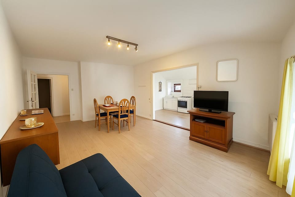 Communal lounge/ TV room, Living room