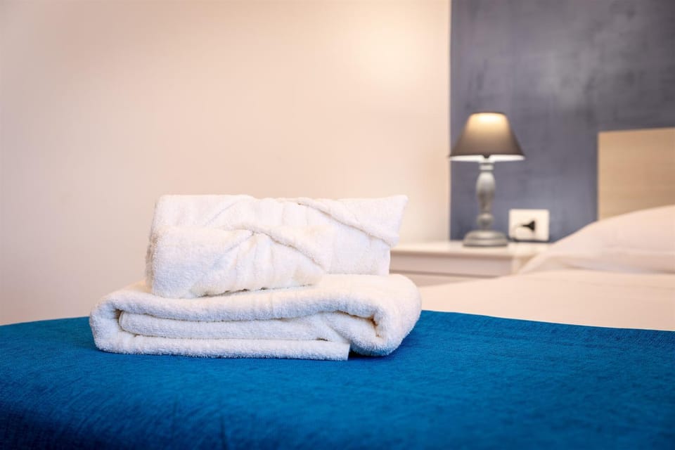 Bedroom, towels