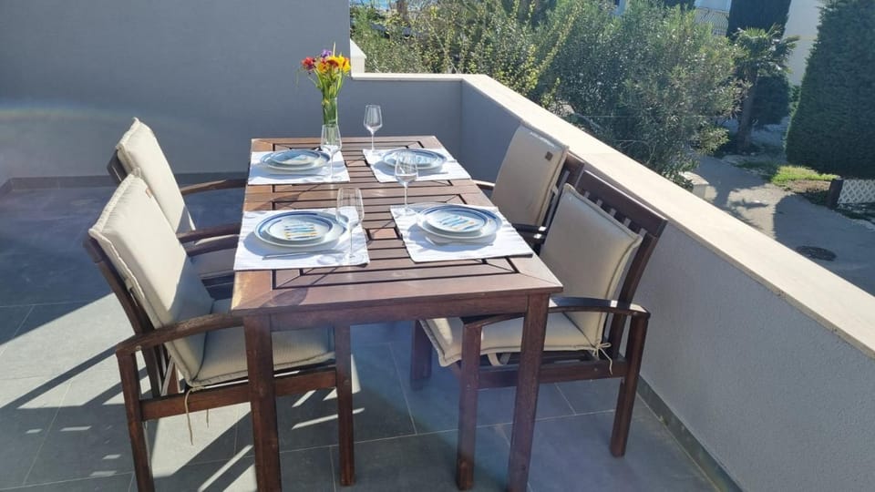 Day, Balcony/Terrace, Seating area, Dining area
