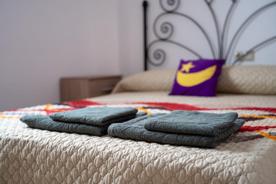 Bed, towels