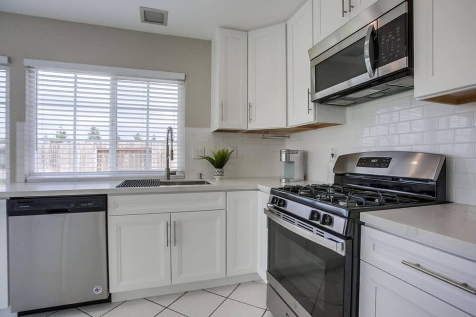 15 Min from Torrey Pines State Beach and Golf House in Mira Mesa