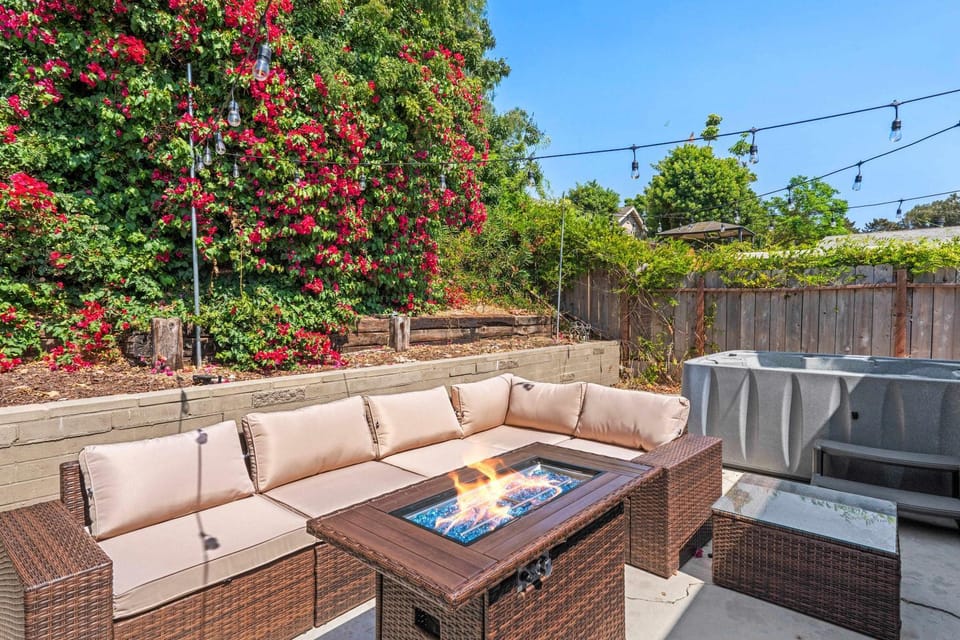 15 Min to Beach and Zoo - Hot Tub - Cozy Fire Villa Pit House in Serra Mesa