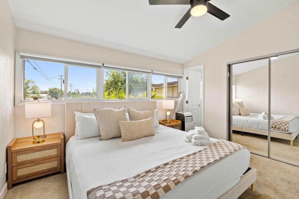 15 Min to Beach and Zoo - Hot Tub - Cozy Fire Villa Pit House in Serra Mesa