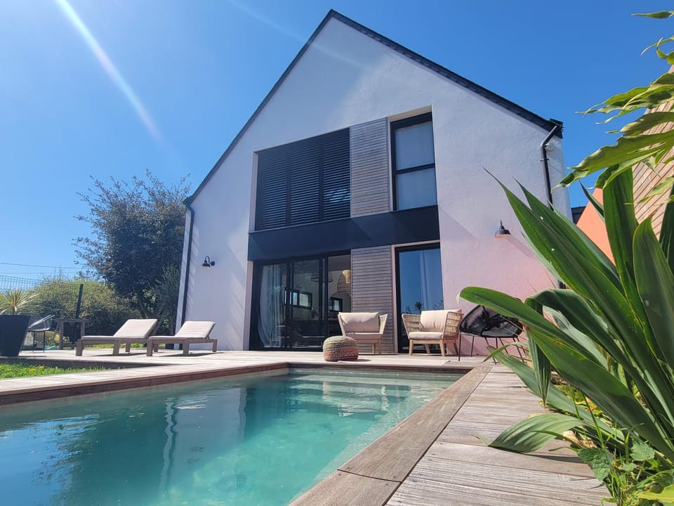 Property building, Patio, Swimming pool, sunbed