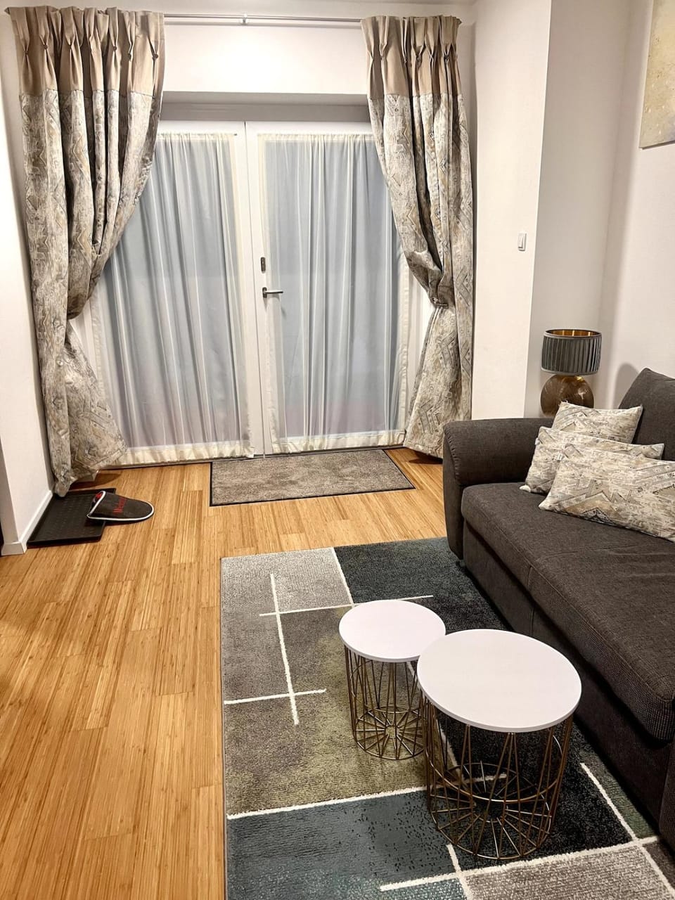 Photo of the whole room, Seating area