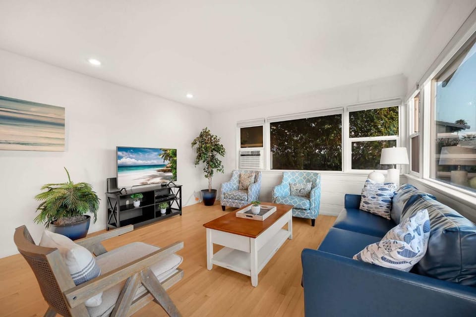 Ocean Views Walk to the Beach with King Suite House in Cardiff