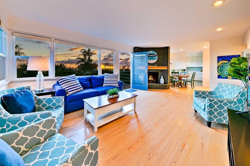 Ocean Views Walk to the Beach with King Suite House in Cardiff