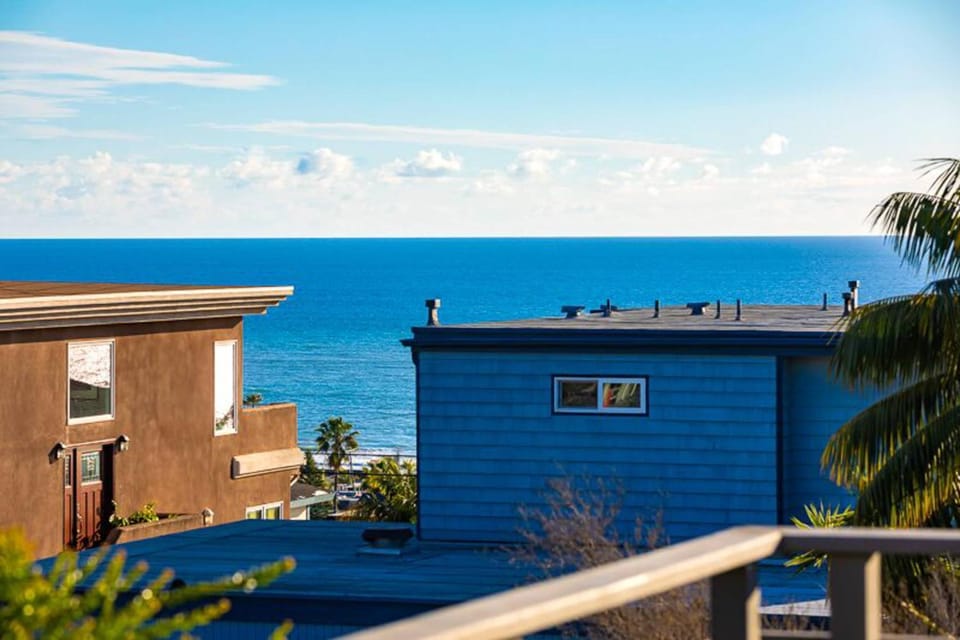 Ocean Views Walk to the Beach with King Suite House in Cardiff