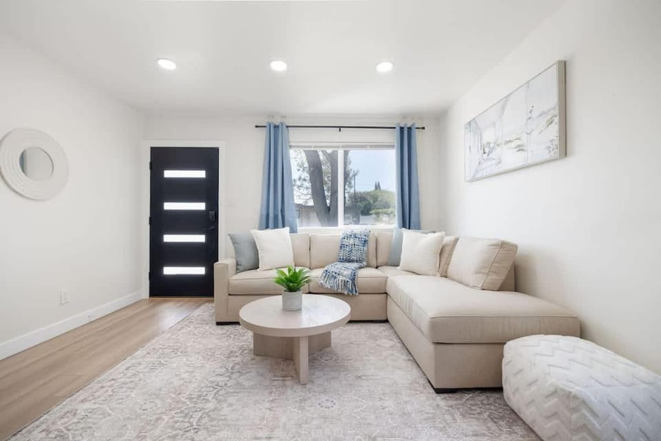4 Miles to Beach Central and Newly Renovated House in San Diego