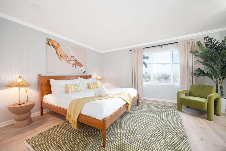 Sunset Balcony Views 1 Mile to Beach 7 Beds House in Ocean Beach