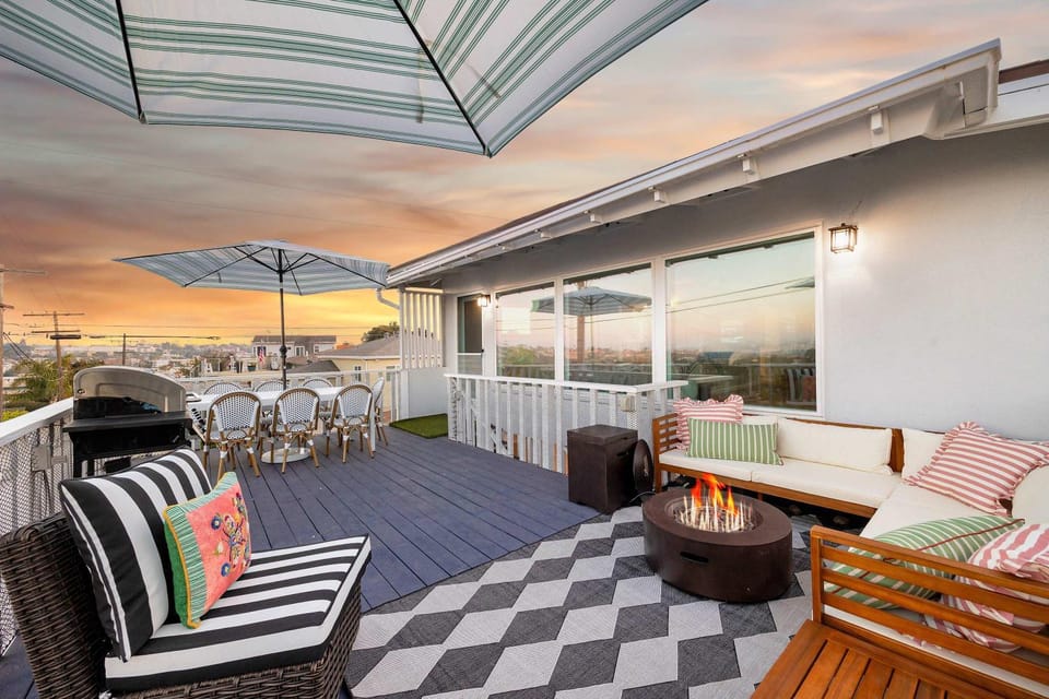 Sunset Balcony Views 1 Mile to Beach 7 Beds House in Ocean Beach