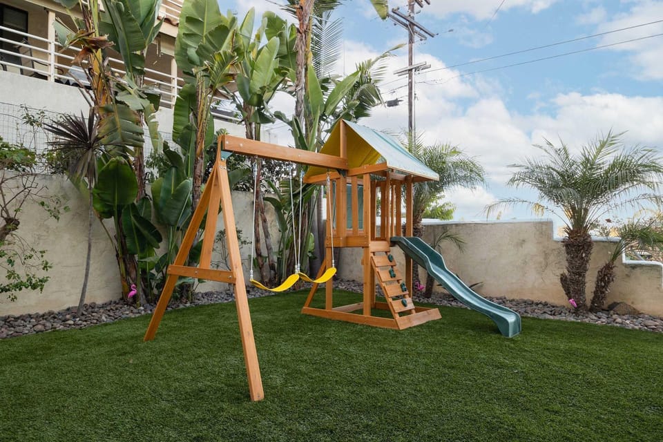 Sunset Balcony Views 1 Mile to Beach 7 Beds House in Ocean Beach