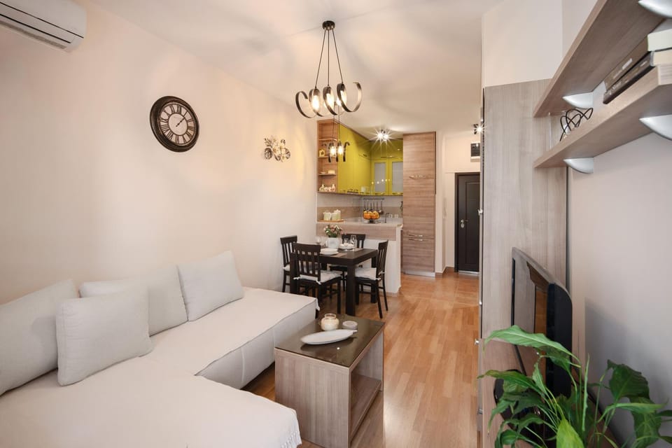 Kitchen or kitchenette, Living room, Seating area, Dining area