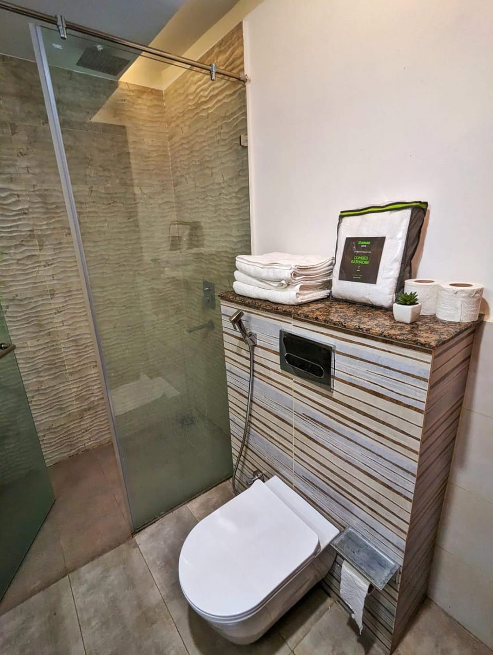 DHA Lahore - Classic One-Bed Suite Apartment in Lahore
