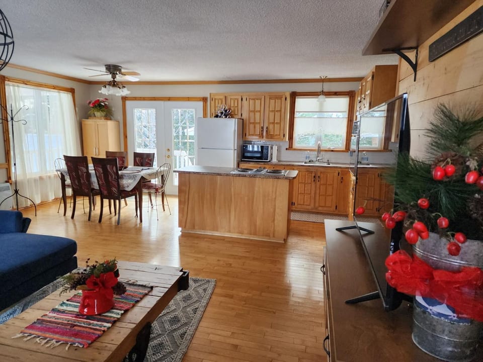 Living room, microwave, oven
