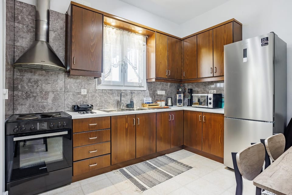 Coffee/tea facilities, Kitchen or kitchenette, oven, stove