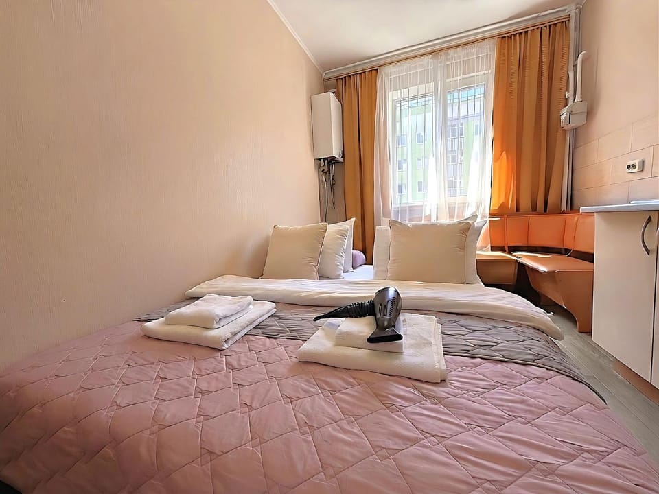 Bed, Kitchen or kitchenette, Photo of the whole room, Bedroom, hair dryier, towels