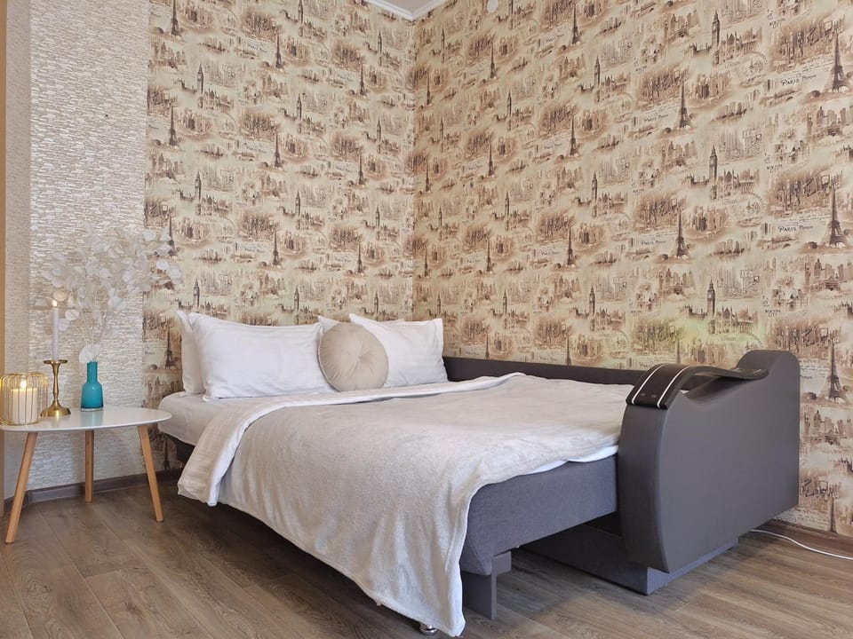Bed, Living room, Photo of the whole room, Seating area, Bedroom