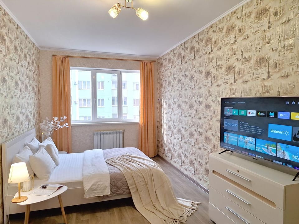 Bed, TV and multimedia, Photo of the whole room, Bedroom