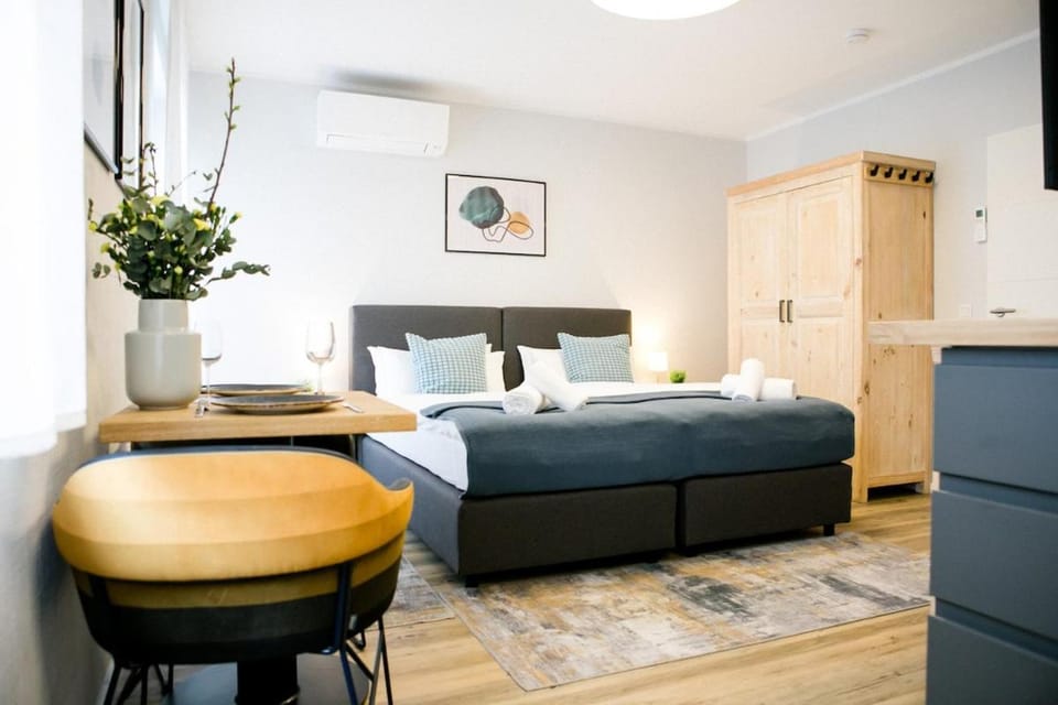 Bed, Seating area, wardrobe