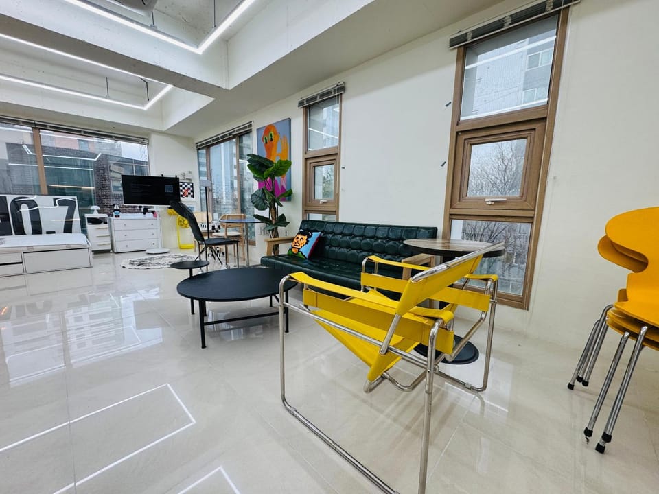 Communal lounge/ TV room