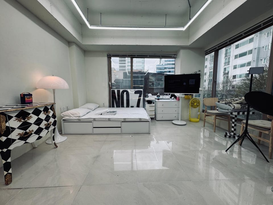 Communal lounge/ TV room, Bed, TV and multimedia