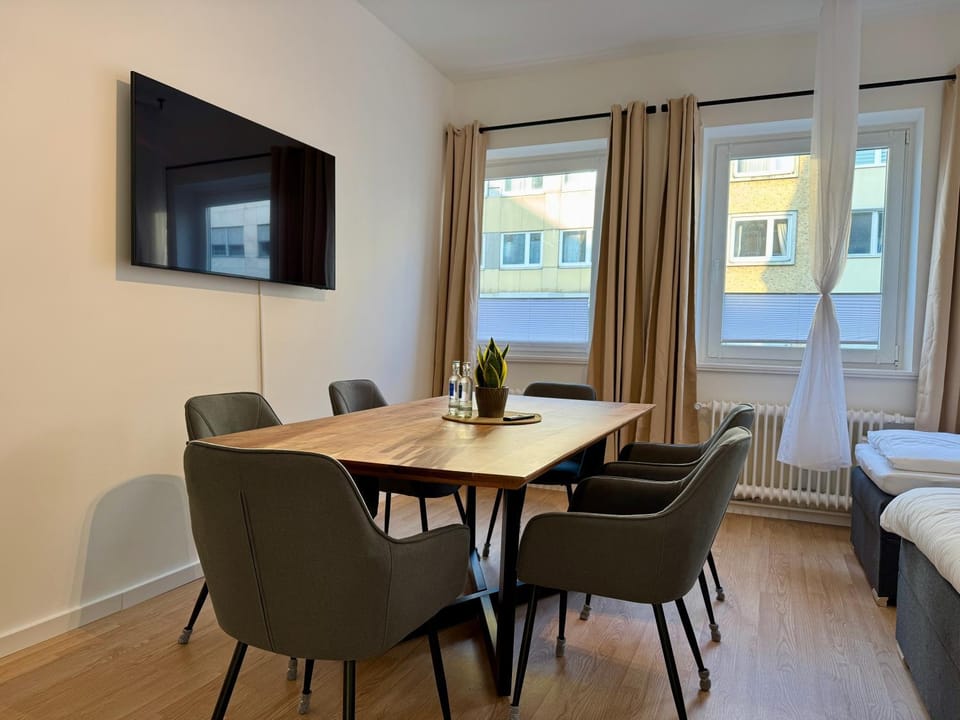 Bed, TV and multimedia, Photo of the whole room, Seating area, Dining area, Evening entertainment, Bedroom