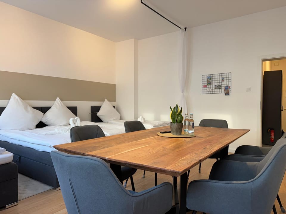 Bed, Photo of the whole room, Seating area, Dining area, Bedroom