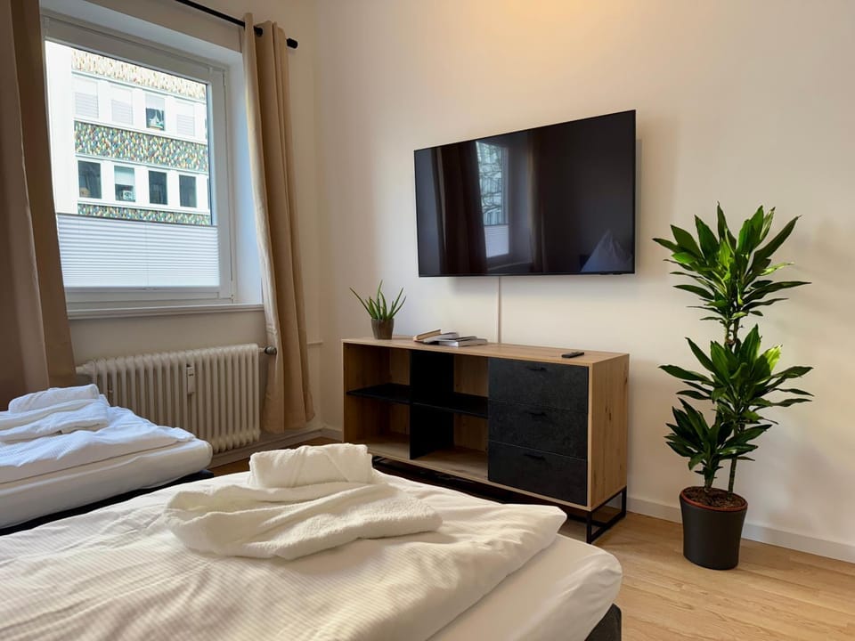 Bed, TV and multimedia, Photo of the whole room, Evening entertainment, Bedroom, towels