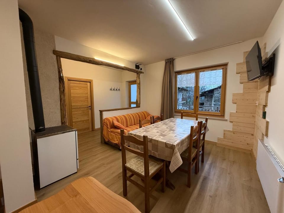 TV and multimedia, Living room, Seating area, Dining area, Evening entertainment