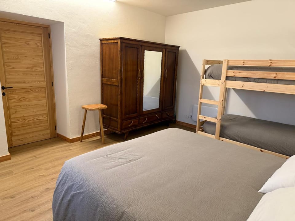 Bed, Bedroom, bunk bed, wardrobe