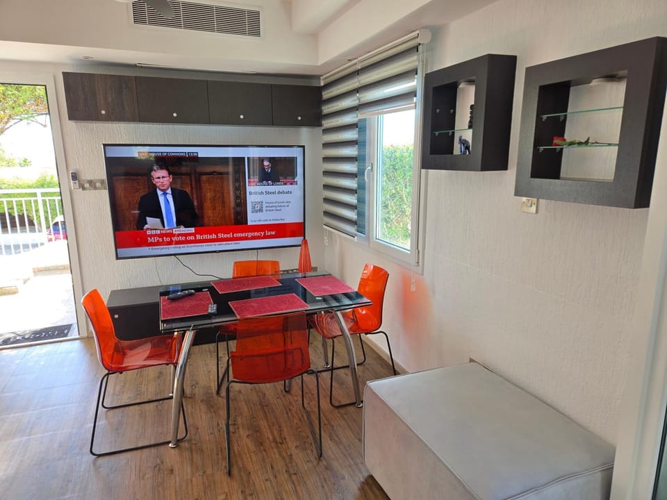 Communal lounge/ TV room, TV and multimedia, Living room, Seating area