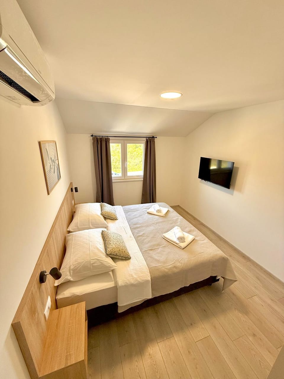 Bed, TV and multimedia, Photo of the whole room, Bedroom, air conditioner