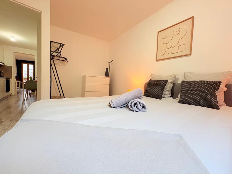 Bed, Photo of the whole room, Bedroom