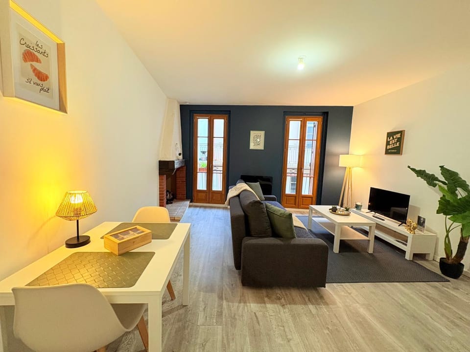 TV and multimedia, Living room, Seating area, Dining area