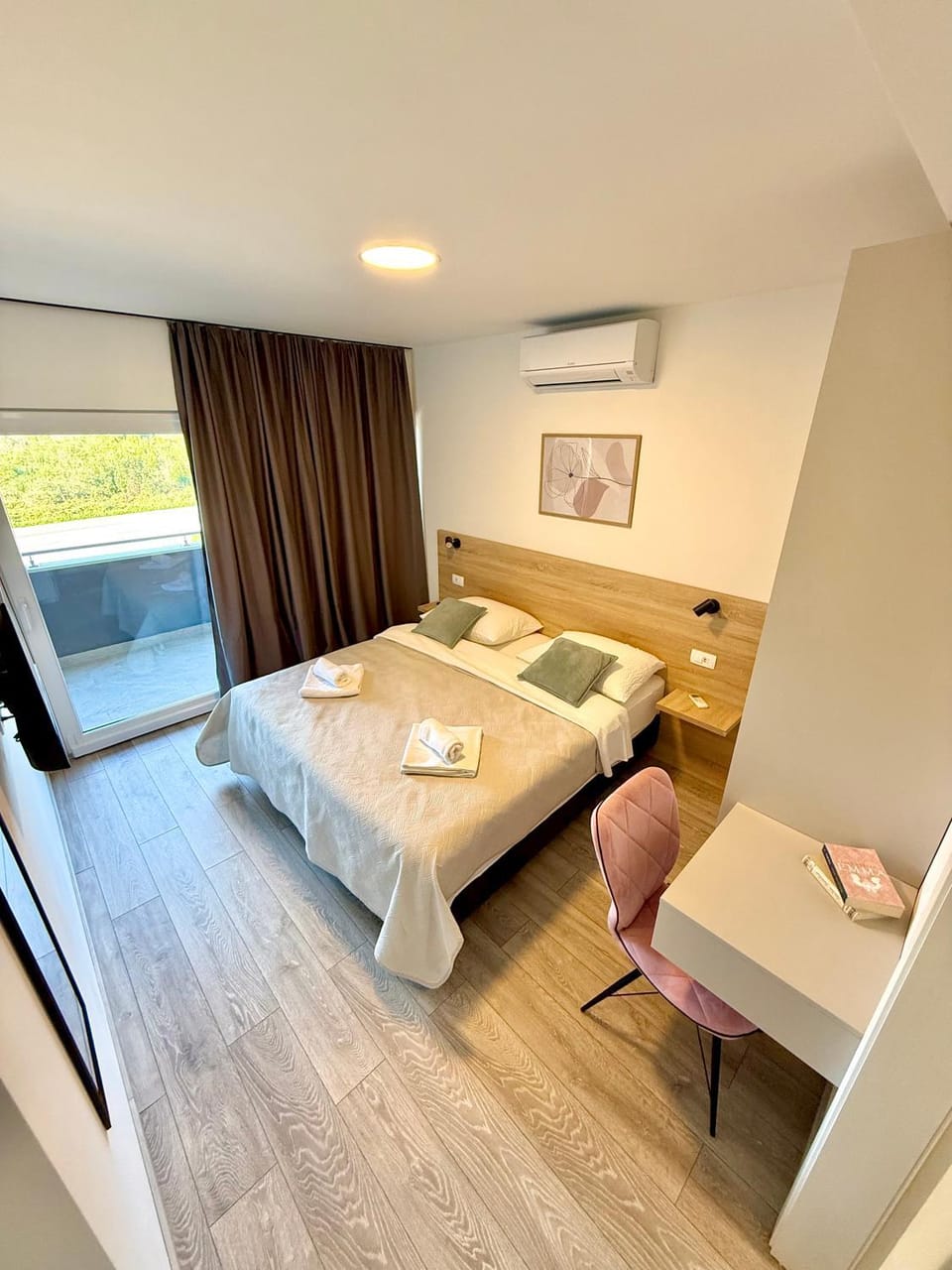 Bed, Photo of the whole room, air conditioner