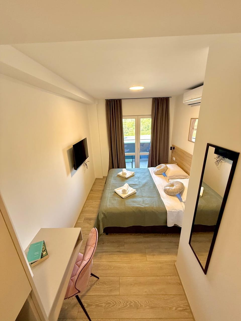 Bed, TV and multimedia, Photo of the whole room, Bedroom