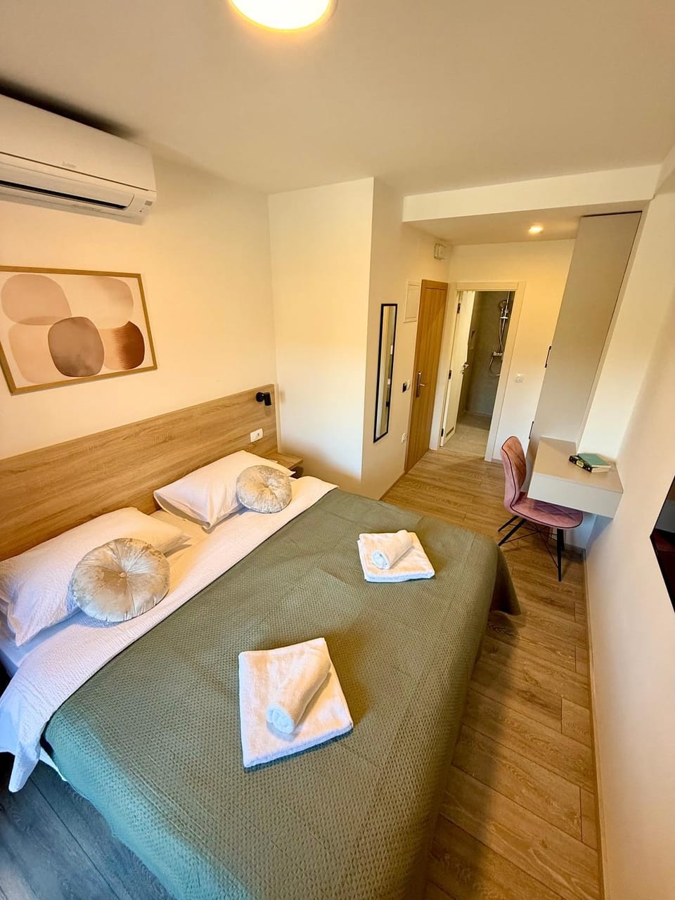 Bed, Photo of the whole room, Bedroom, air conditioner