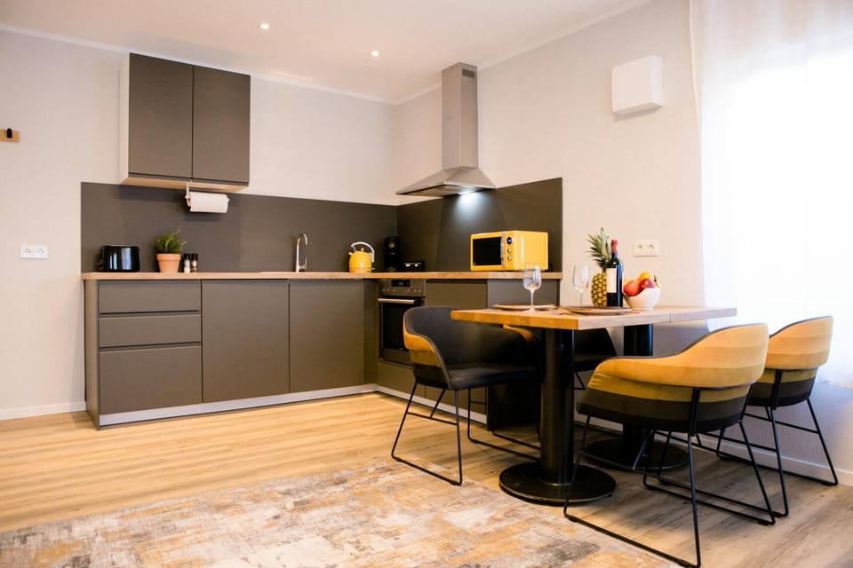 Coffee/tea facilities, Kitchen or kitchenette, Dining area, oven