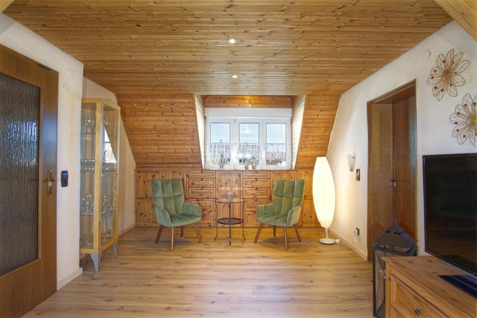 TV and multimedia, Living room, Seating area, Evening entertainment