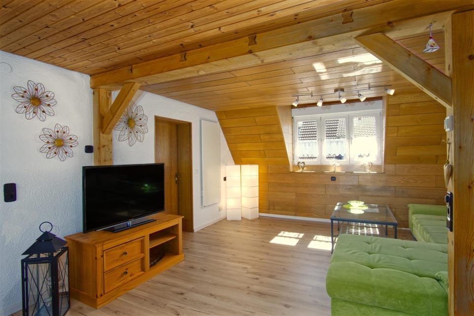TV and multimedia, Living room, Seating area, Evening entertainment