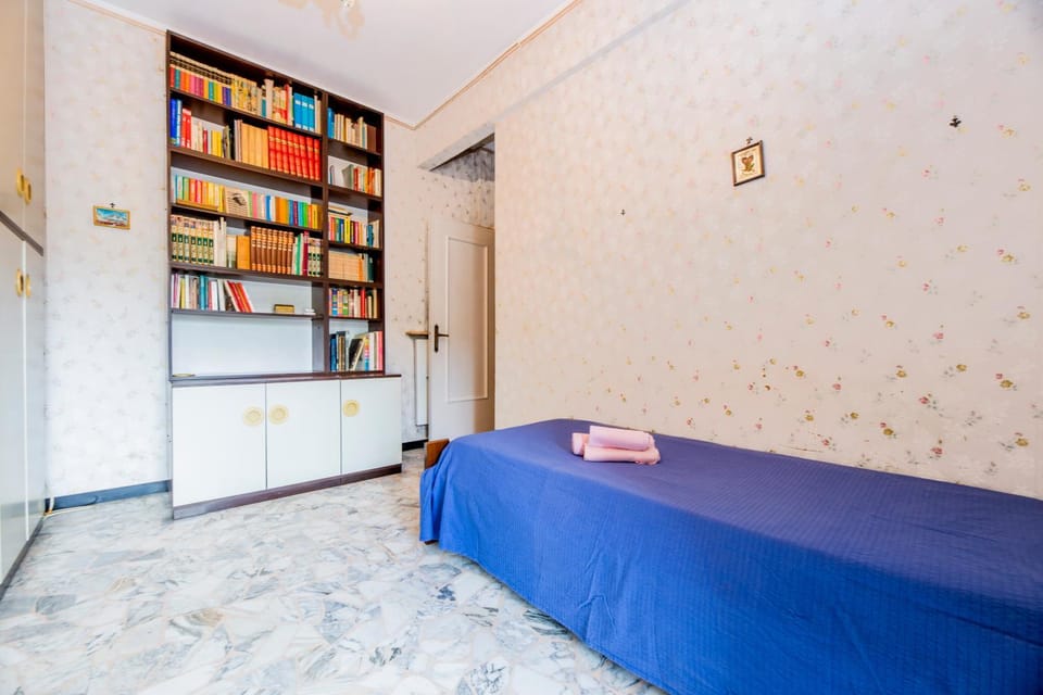 Bed, Library, Photo of the whole room, Seating area, Bedroom