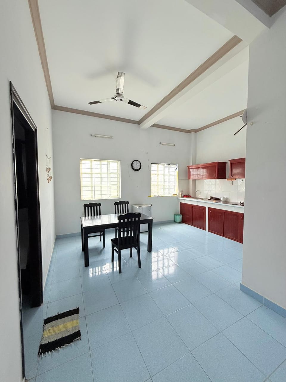 Kitchen or kitchenette, Dining area, stove