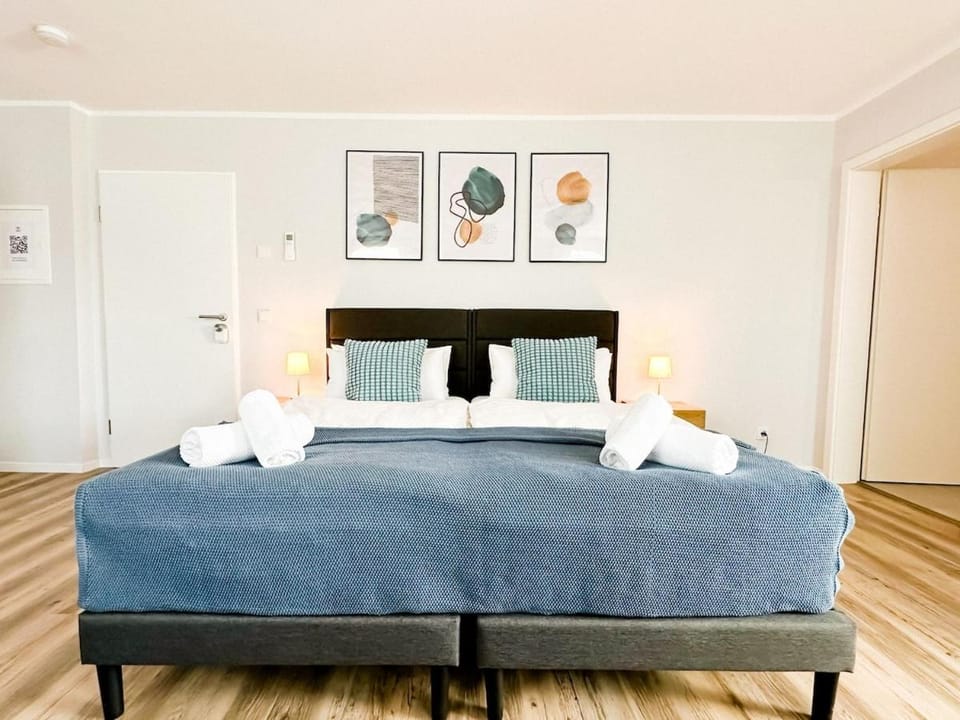 Bed, towels