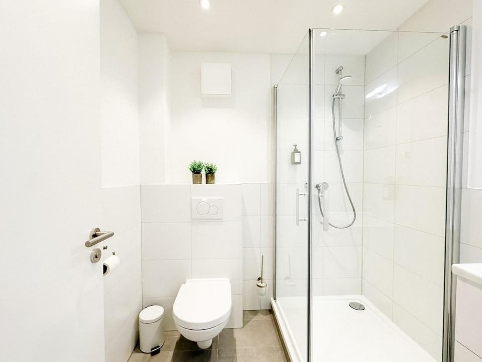 Shower, Toilet